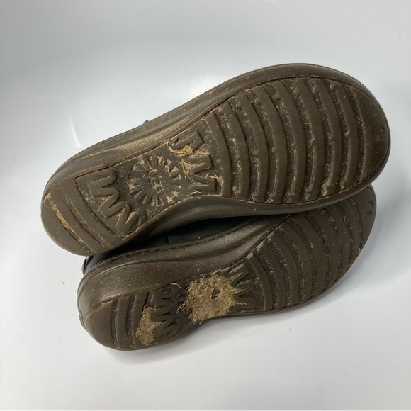 UGG Neevah short boot black leather Shearling lined size 7 - Picture 11 of 12